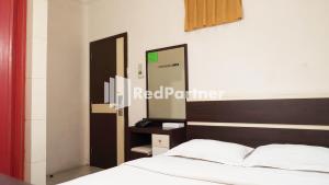 Voodi või voodid majutusasutuse Wisma Sederhana Medan Mitra RedDoorz toas
