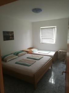 Posteľ alebo postele v izbe v ubytovaní Apartments with a parking space Nin, Zadar - 13594