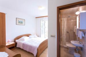 Fotografia z galérie ubytovania Apartments by the sea Brela, Makarska - 13620 v destinácii Brela