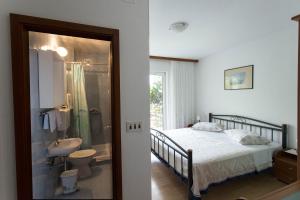 Fotografia z galérie ubytovania Apartments by the sea Brela, Makarska - 13620 v destinácii Brela