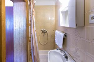 Fotografia z galérie ubytovania Apartments by the sea Brela, Makarska - 13620 v destinácii Brela