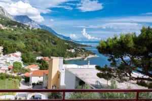 Fotografia z galérie ubytovania Apartments by the sea Brela, Makarska - 13620 v destinácii Brela