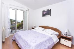Fotografia z galérie ubytovania Apartments by the sea Brela, Makarska - 13620 v destinácii Brela