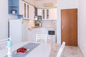 Fotografia z galérie ubytovania Apartments by the sea Brela, Makarska - 13620 v destinácii Brela