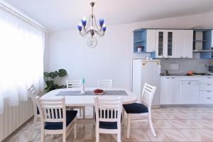 Fotografia z galérie ubytovania Apartments by the sea Brela, Makarska - 13620 v destinácii Brela
