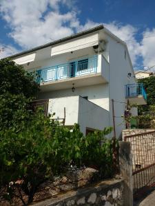 Fotografia z galérie ubytovania Apartments by the sea Trogir - 13623 v Trogiri