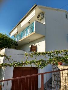 Fotografia z galérie ubytovania Apartments by the sea Trogir - 13623 v Trogiri