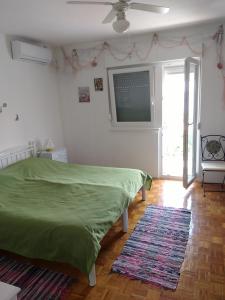 Postel nebo postele na pokoji v ubytování Apartments by the sea Trogir - 13623 + 15 fotografií