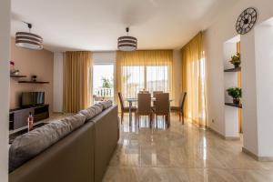 Fotografie z fotogalerie ubytování Apartments by the sea Medici, Omis - 13634 v destinaci Mimice