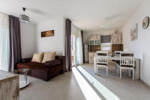 Fotografie z fotogalerie ubytování Apartments by the sea Medici, Omis - 13634 v destinaci Mimice