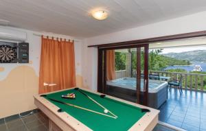 Bazén v ubytovaní Apartments by the sea Zrnovska Banja, Korcula - 13636 alebo v jeho blízkosti