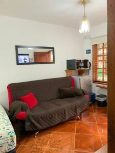 uma sala de estar com um sofá castanho num quarto em Casa Huespedes EL ENSUEÑO em Jardín