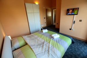 pokój hotelowy z łóżkiem z telewizorem na ścianie w obiekcie Apartments and rooms by the sea Pirovac, Sibenik - 13654 w mieście Pirovac