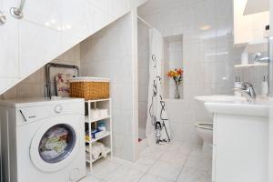 La salle de bains est pourvue d'un lave-linge et d'un lavabo. dans l'établissement Apartments with WiFi Split - 13659, à Split