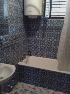 een badkamer met een bad en een wastafel bij Apartments with a parking space Primosten - 13671 in Primošten