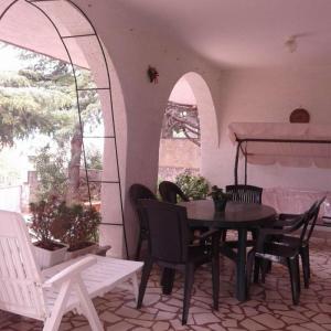 een eetkamer met een tafel en stoelen en een boog bij Apartments with a parking space Primosten - 13671 in Primošten