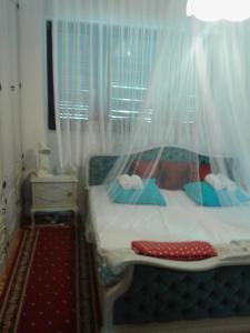 een kleine slaapkamer met een hemelbed bij Apartments with a parking space Primosten - 13671 in Primošten