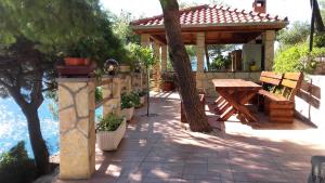 Fotografia z galérie ubytovania Apartments by the sea Prapratno (Peljesac) - 13500 v destinácii Ston