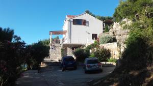two cars parked in front of a white house at Apartments by the sea Prapratno (Peljesac) - 13500 in Ston