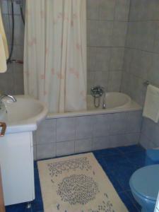 ein Badezimmer mit einem Waschbecken, einer Badewanne und einem WC in der Unterkunft Apartments by the sea Prapratno (Peljesac) - 13500 in Ston