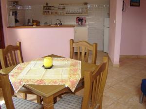 einen Tisch und Stühle mit einem Tisch und einer Küche in der Unterkunft Apartments by the sea Prapratno (Peljesac) - 13500 in Ston