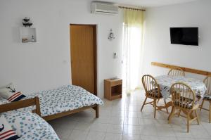 Televízia a/alebo spoločenská miestnosť v ubytovaní Apartment Vir 13686b