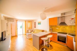 Η κουζίνα ή μικρή κουζίνα στο Apartments by the sea Bol, Brac - 13665