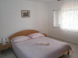 Posteľ alebo postele v izbe v ubytovaní Apartments by the sea Cove Kalebova Luka, Rogoznica - 13712