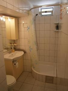Kúpeľňa v ubytovaní Apartments by the sea Cove Kalebova Luka, Rogoznica - 13712