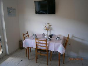 Televízia a/alebo spoločenská miestnosť v ubytovaní Apartments by the sea Cove Kalebova Luka, Rogoznica - 13712