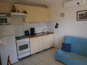 Kuchyňa alebo kuchynka v ubytovaní Apartments by the sea Cove Kalebova Luka, Rogoznica - 13712