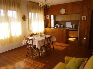 Kuchyňa alebo kuchynka v ubytovaní Apartments by the sea Cove Kalebova Luka, Rogoznica - 13712
