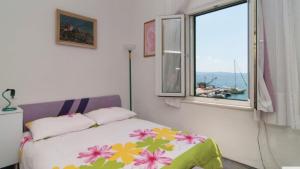 Postel nebo postele na pokoji v ubytování Apartments by the sea Omis - 13727