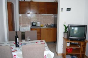 Kuchnia lub aneks kuchenny w obiekcie Apartments by the sea Lumbarda, Korcula - 12839