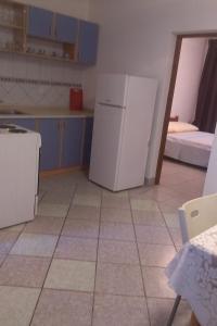 Dapur atau dapur kecil di Apartment Povljana 12169d