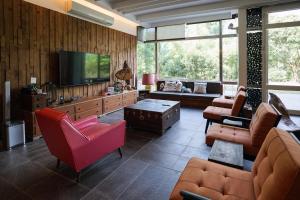 a living room with a couch and a tv at 小鳥敲門 Bird Villa in Shuangxi
