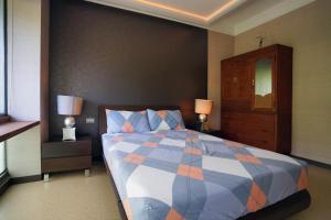 Una cama o camas en una habitación de 小鳥敲門 Bird Villa