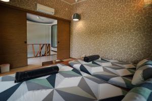 Una cama o camas en una habitación de 小鳥敲門 Bird Villa
