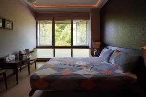 Una cama o camas en una habitación de 小鳥敲門 Bird Villa