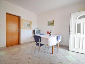 comedor con mesa, sillas y puerta en Apartments with parking space Povljana, Pag - 12169, en Povljana