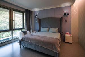 Una cama o camas en una habitación de 小鳥敲門 Bird Villa