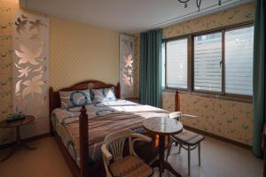 Una cama o camas en una habitación de 小鳥敲門 Bird Villa