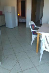 Una cocina con una mesa y dos sillas y una mesa. en Apartments with parking space Povljana, Pag - 12169, en Povljana