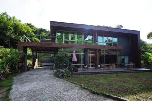 una casa nera con un patio di fronte di 小鳥敲門 Bird Villa a Shuangxi