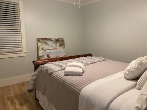 um quarto com uma cama com duas toalhas em Walk to Bay Street and Historic Downtown Beaufort! Close to Parris Island MCRD!! em Beaufort