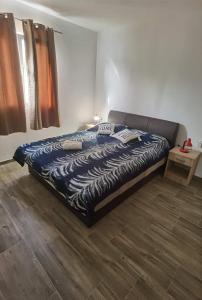 - un grand lit dans une chambre dotée de parquet dans l'établissement Apartments with a parking space Zavalatica, Korcula - 9690, à Zavalatica
