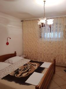 um quarto com uma cama e um lustre em Apartments with a parking space Senj - 14578 em Senj