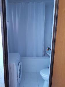 uma casa de banho branca com um WC e um lavatório em Apartments with a parking space Senj - 14578 em Senj