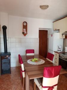 uma cozinha com uma mesa de madeira e um fogão em Apartments with a parking space Senj - 14578 em Senj