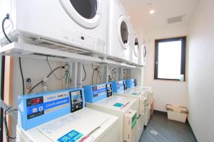 una sala de hospital con una fila de máquinas en iyashi no yado isshinkan, en Kanoya